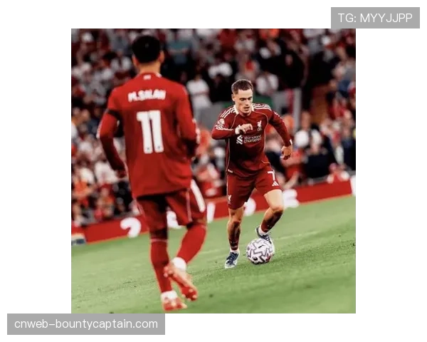 特写:终场哨响,老将穆勒安慰泪洒赛场的勒沃库森小将维尔茨 特写:终场哨响,老将穆勒安慰泪洒赛场的勒沃库森小将维尔茨