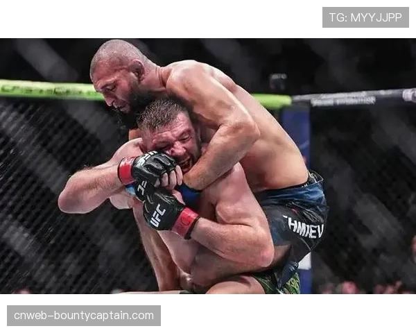 拳击与踢拳专家解析:霍兰德如何应对奇马耶夫的摔跤压制 拳击与踢拳专家解析:霍兰德如何应对奇马耶夫的摔跤压制